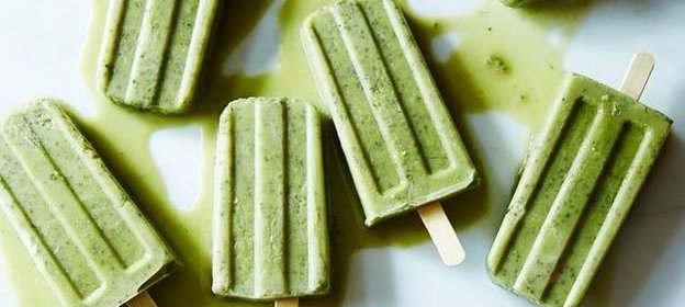 Фруктовый лед с маття и семенами чиа