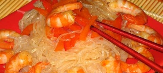 Лапша с креветками и овощами