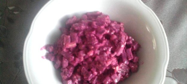 Салат из свеклы с чесноком и орехами