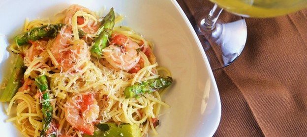 Паста с креветками и спаржей