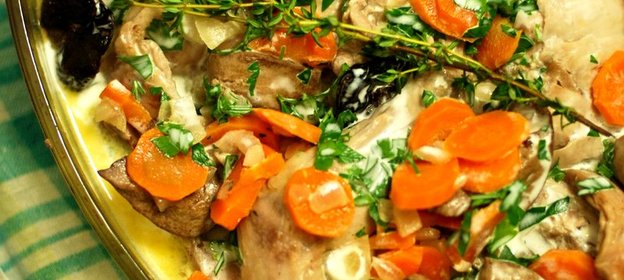 Кролик, тушеный в сметане с травами