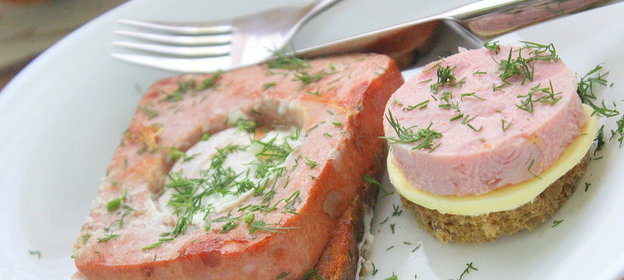 Быстрый завтрак из мясного и пшеничного хлеба