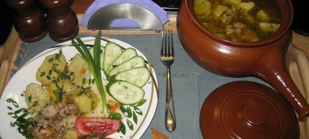 Свинина тушеная в горшочке