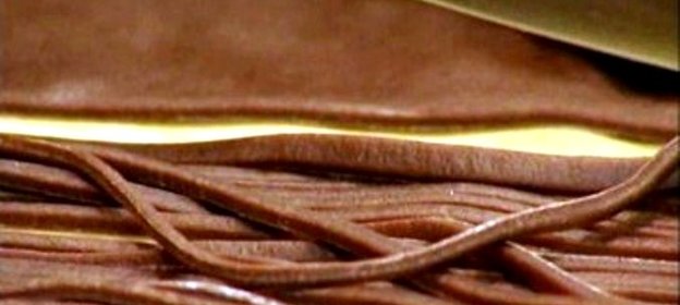 Шоколадные спагетти со сливочно-медовым соусом