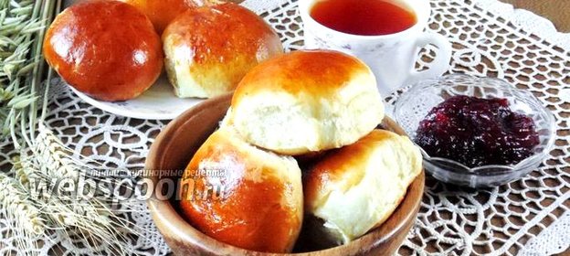 Сдобные булочки с конфитюром из слив
