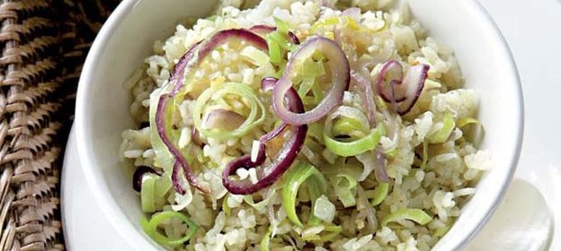 Нази горенг, пряный рис с луком и чесноком