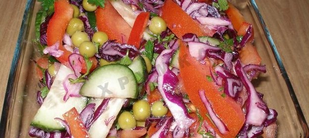 Салат из краснокочанной капусты с овощами