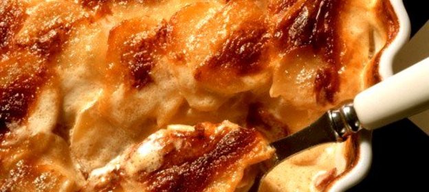 Картофельная запеканка с беконом и луком