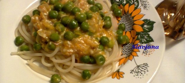 Спагетти с зеленым горошком и сливочно-сырным соусом