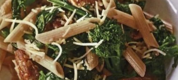 Макароны с колбасками и брокколи