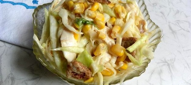 Капустный салат с курицей и сухариками