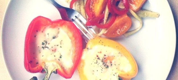 Яйца, запеченные в перце под моцареллой, и теплый овощной салат