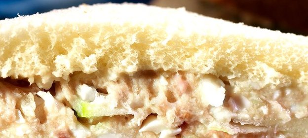 Сэндвичи на белом хлебе с форшмаком и яблоком