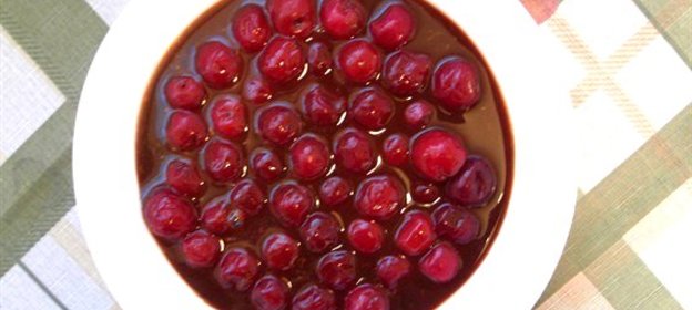 Вишня в шоколадном соусе