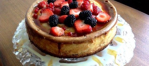 Чизкейк с белым и молочным шоколадом под карамельным соусом