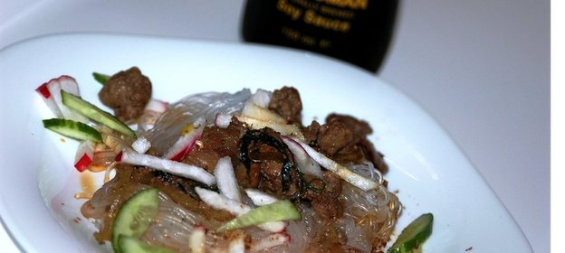 Рисовая лапша с куриной печенью и овощами, почти по-корейски