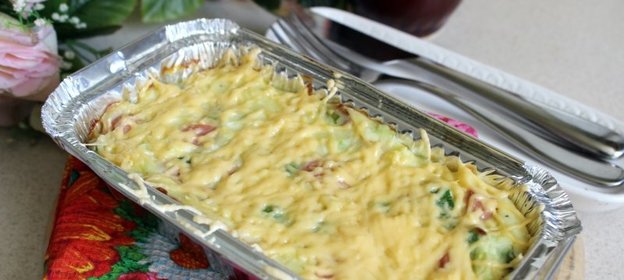 Картофельная запеканка с сосисками и зеленым горошком