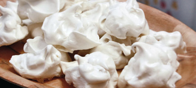 Безе (меренги) с орехами