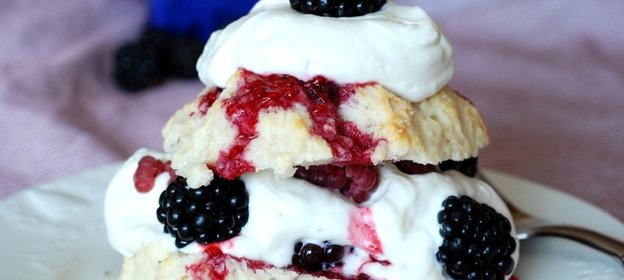 Песочное печенье с ежевикой и взбитыми сливками