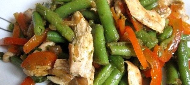 Теплый салат с курицей, перцем и стручковой фасолью