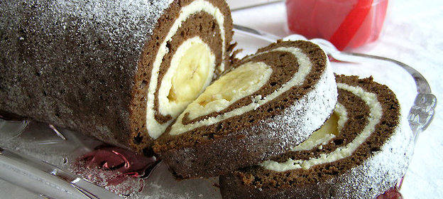 Шоколадный рулет с творожной начинкой и бананом