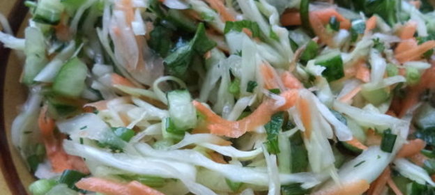 Салат из белокочанной капусты, огурцов и моркови