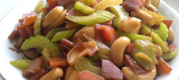 Острый салат из сельдерея с кешью