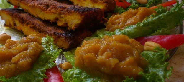 Куриная грудка с соусом из манго и яблок