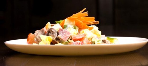 Салат из ветчины с сыром и ананасами