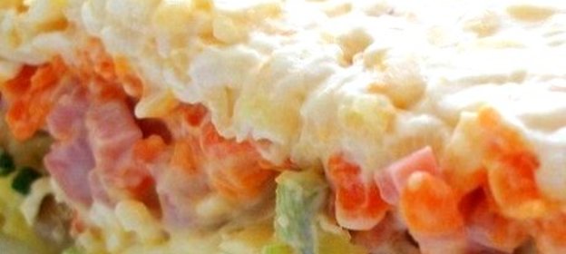 Слоеный салат с грибами, ветчиной и плавленым сыром