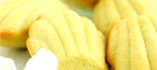 Печенье «Мадлен» с чаем матча