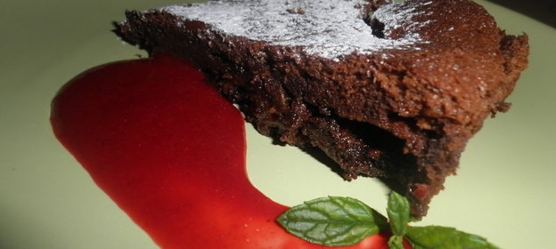 Шоколадный торт с батончиками Марс без муки и с малиновым соусом