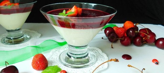 Манная каша с ягодным соусом