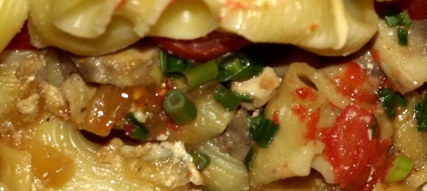 Паста с курицей, грибами, помидорами и сливками