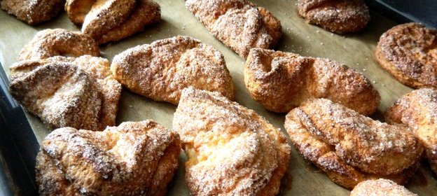 Печенье из творожного теста с медом и корицей