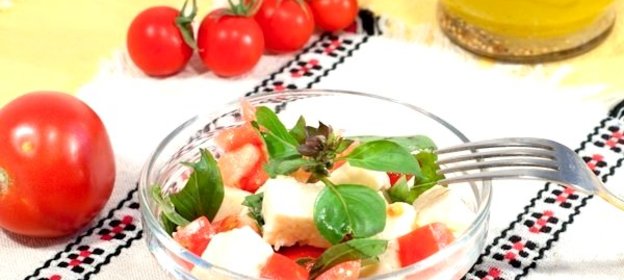 Салат с адыгейским сыром