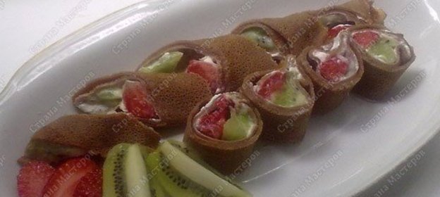 Шоколадный ролл с клубникой и киви