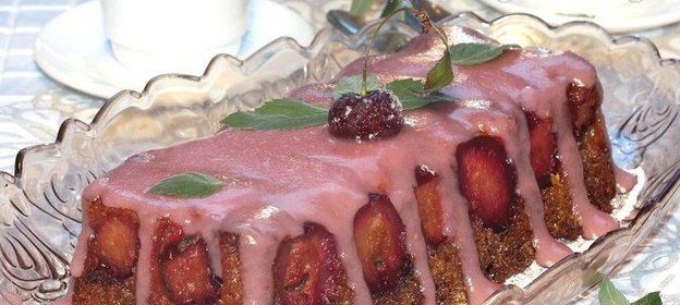 Морковный кекс с ягодной глазурью