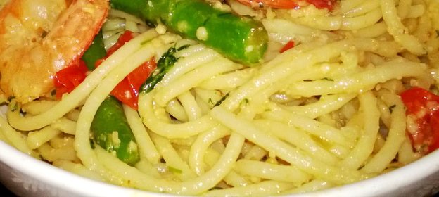 Спагетти с креветками и спаржей