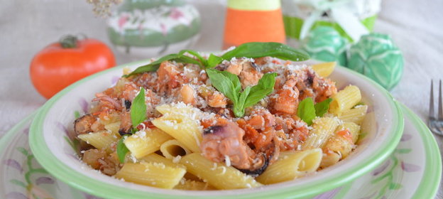 Паста с томатным соусом и морепродуктами