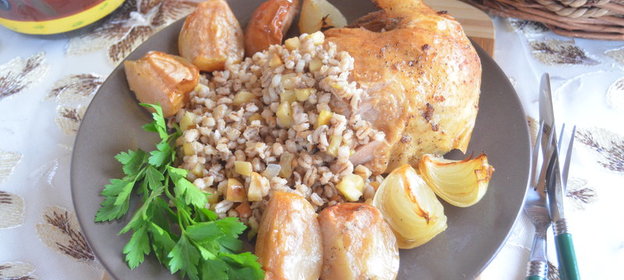 Курица, фаршированная перловкой и яблоками