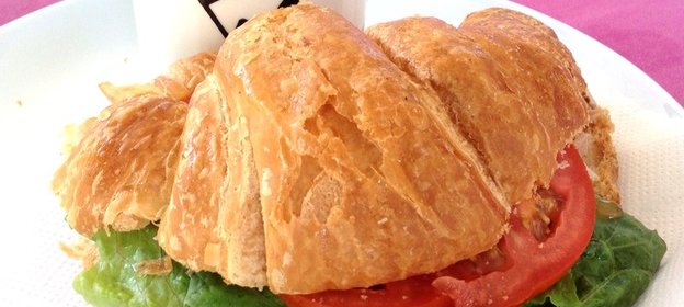 Kруассан с тунцом, листьями салата и помидорoм