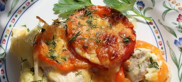 Запеканка из курицы с болгарским перцем и помидорами