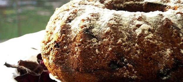 Кекс с вишней и орехами