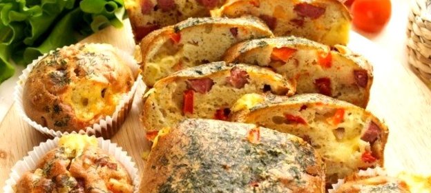 Кекс с колбасой, сыром и сладким перцем