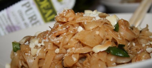 Лапша Пхат Тхай (Phat Thai) с креветками и арахисом