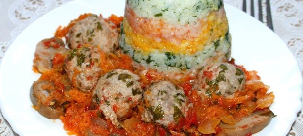 Мясные фрикадельки с овощами и грибами с разноцветным рисом за 25 минут