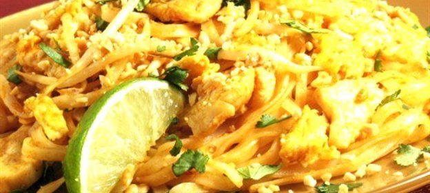 Рисовая лапша с куриным филе и кабачками в арахисовом соусе