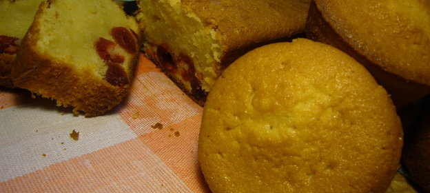 Сметанные кексы с вяленой вишней