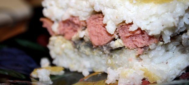 Воздушная рисовая запеканка с сосисками